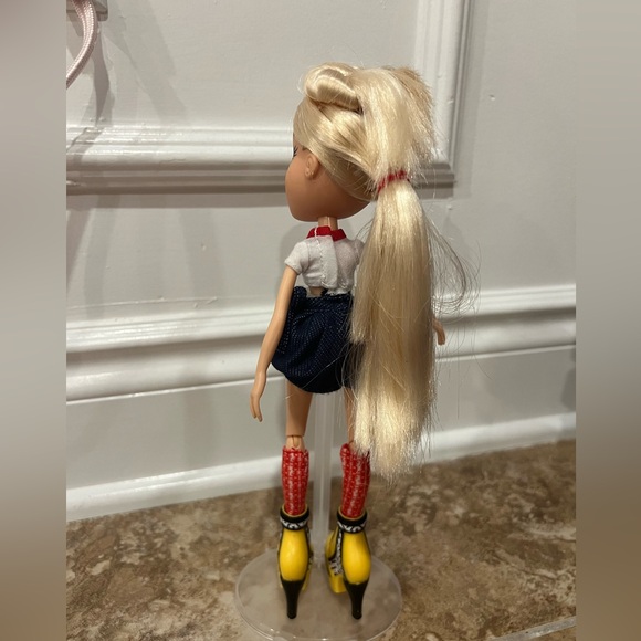 Bratz Study Abroad Cloe 2015 MGA Entertainment W/ extra shirt - Picture 5 of 9